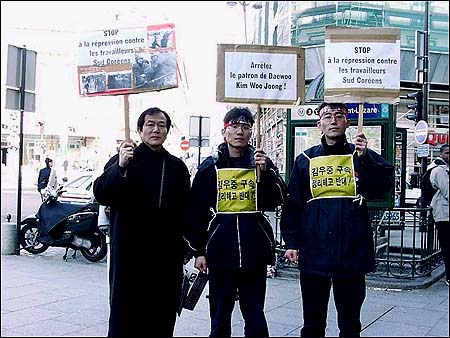 생 라자르역 광장에서 거리 선전전을 하고 있는 국제결사대와 홍세화 씨